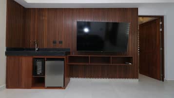Habitación Business | Zona de estar | Una televisión de pantalla plana