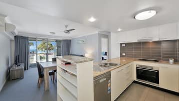 Apartment, 2 Bedrooms, Ocean View | Private kitchen | Fridge, microwave, stovetop, dishwasher