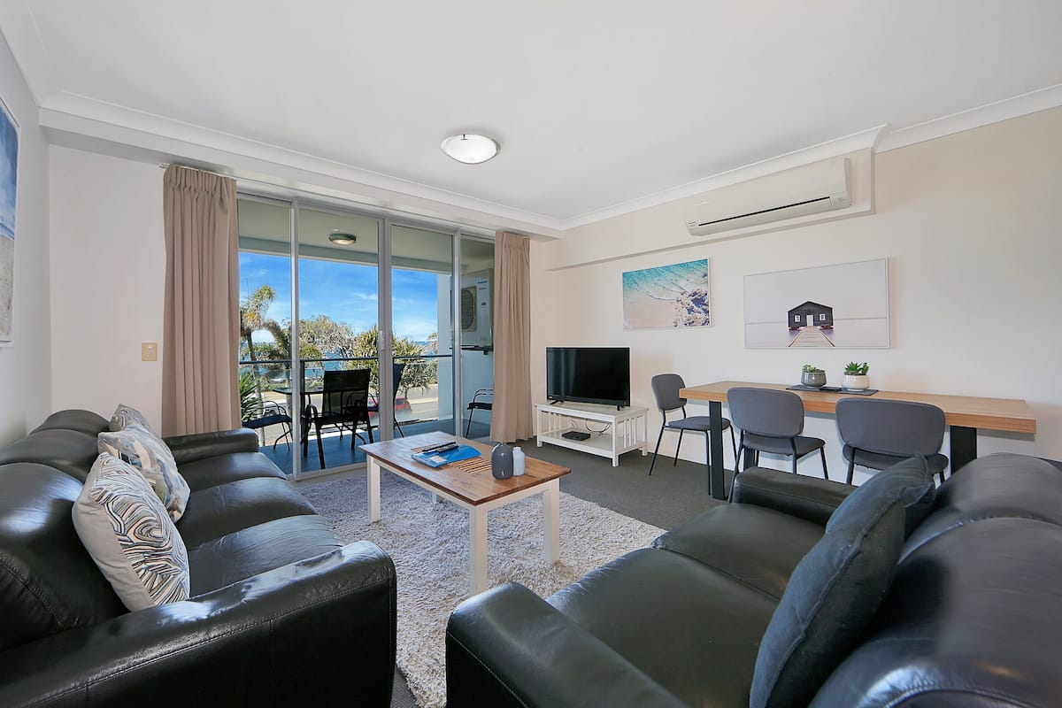 Appartamento, 3 camere da letto, vista oceano | Area soggiorno | TV, lettore DVD