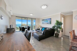 Apartamento, 2 quartos, vista para o oceano | Área de estar | TV, DVD player
