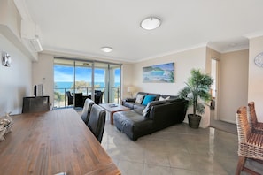 Apartment, 2 Bedrooms, Ocean View | Living area