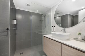 Premium appartement, 2 slaapkamers | Badkamer | Een douche, een haardroger, handdoeken
