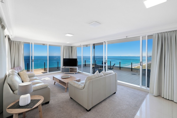 Three Bedroom Ocean View Sub Penthouse | Living area