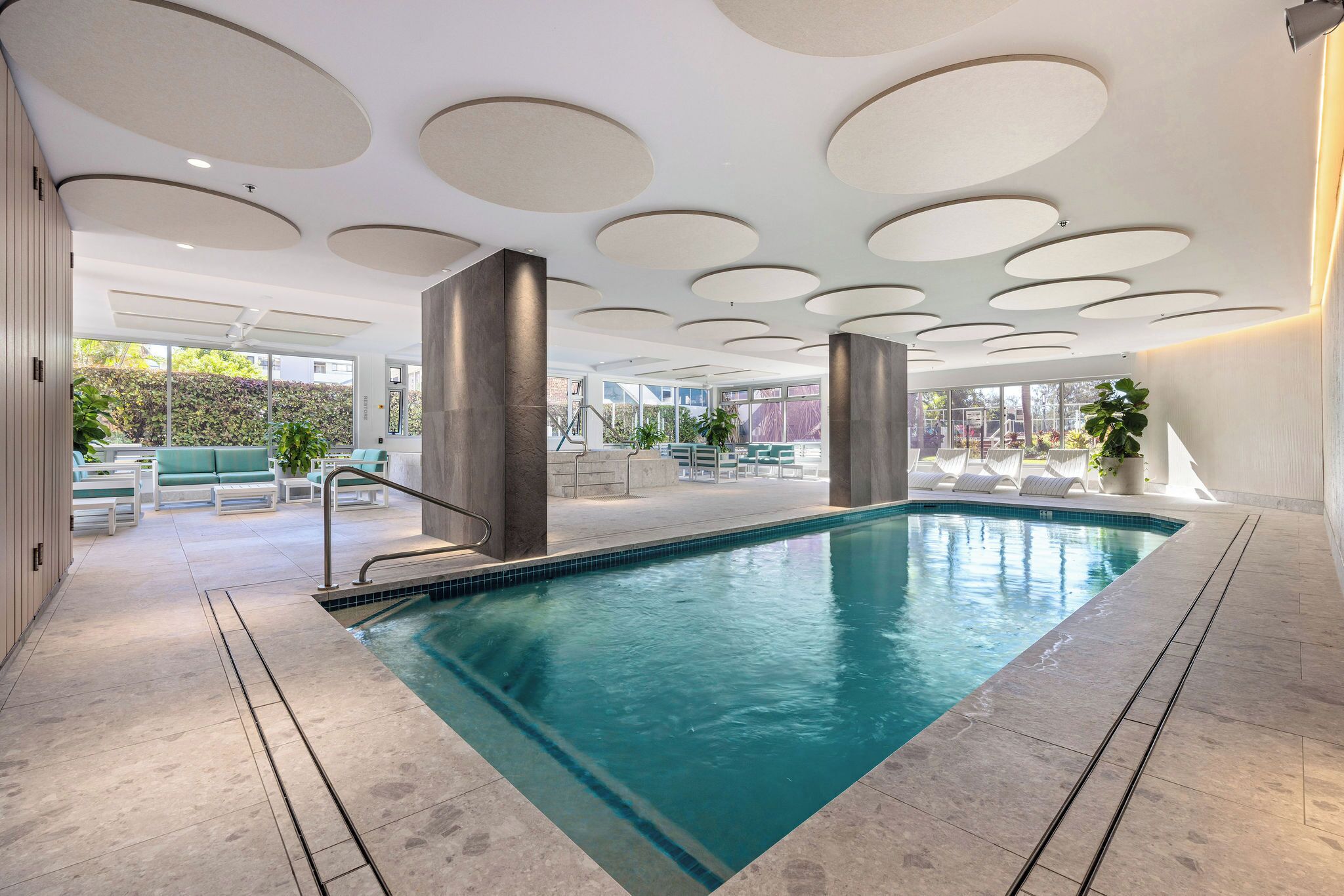 Hồ bơi trong nhà, 2 hồ bơi ngoài trời, ghế dài tắm nắng 