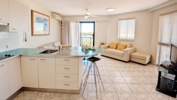 Refrigerador con freezer, microondas, placa de cocina