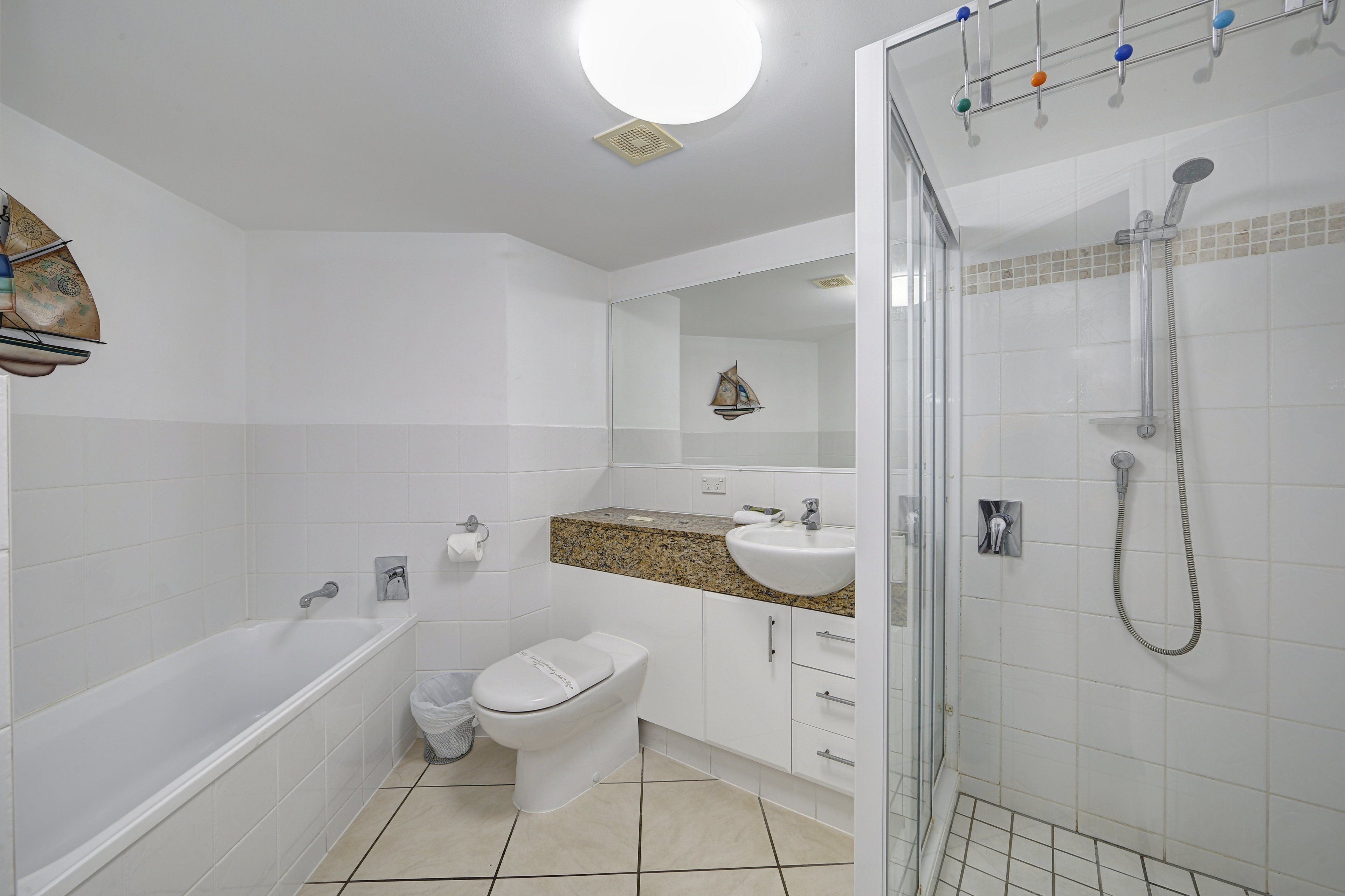 Un baño moderno con bañera, inodoro, lavabo y ducha.