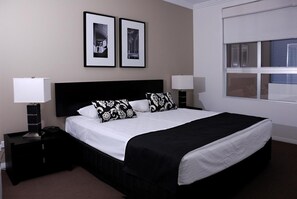 1 bedroom, desk, cots/infant beds, rollaway beds - Chancellor Executive Apartments (Varsity Lakes)