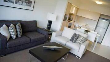 Departamento, 1 habitación | Área de sala de estar | Televisión de plasma