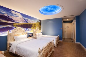 Daunenbettdecken, Betten mit Memory-Foam-Matratzen, Minibar, Zimmersafe