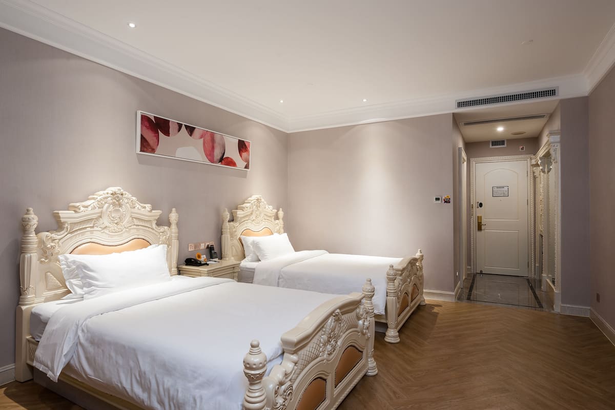 Couette en duvet d'oie, matelas mémoire de forme, minibar