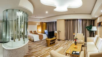 Executive Room | Minibar, in-room safe, desk, soundproofing