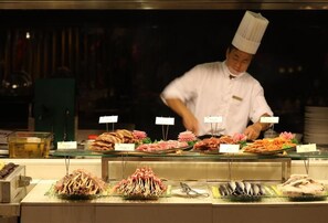 4 か所のレストラン、朝食に営業