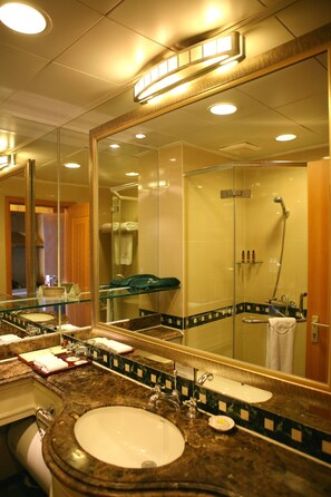Superior Room | Bathroom sink - The Star River Apartment (Guangzhou)