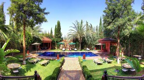 Outdoor pool, pool umbrellas, pool loungers - Palais Dar Ouladna (Marrakech)