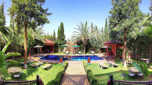 Outdoor pool, pool umbrellas, pool loungers - Palais Dar Ouladna (Marrakech)