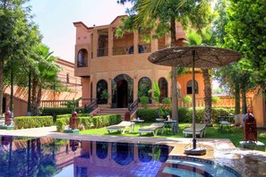 Piscine extérieure, parasols de plage, chaises longues