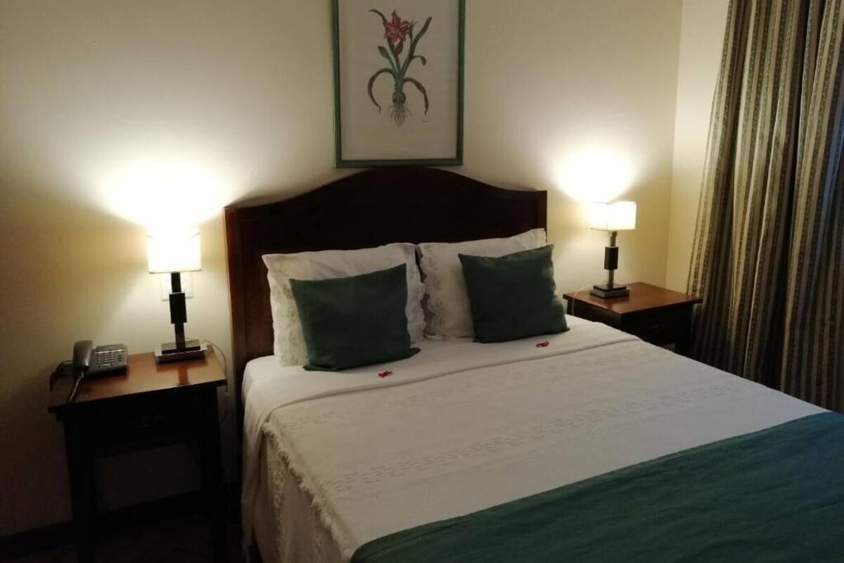 Habitación económica doble | Colchones con acolchado adicional, caja fuerte, cortinas opacas