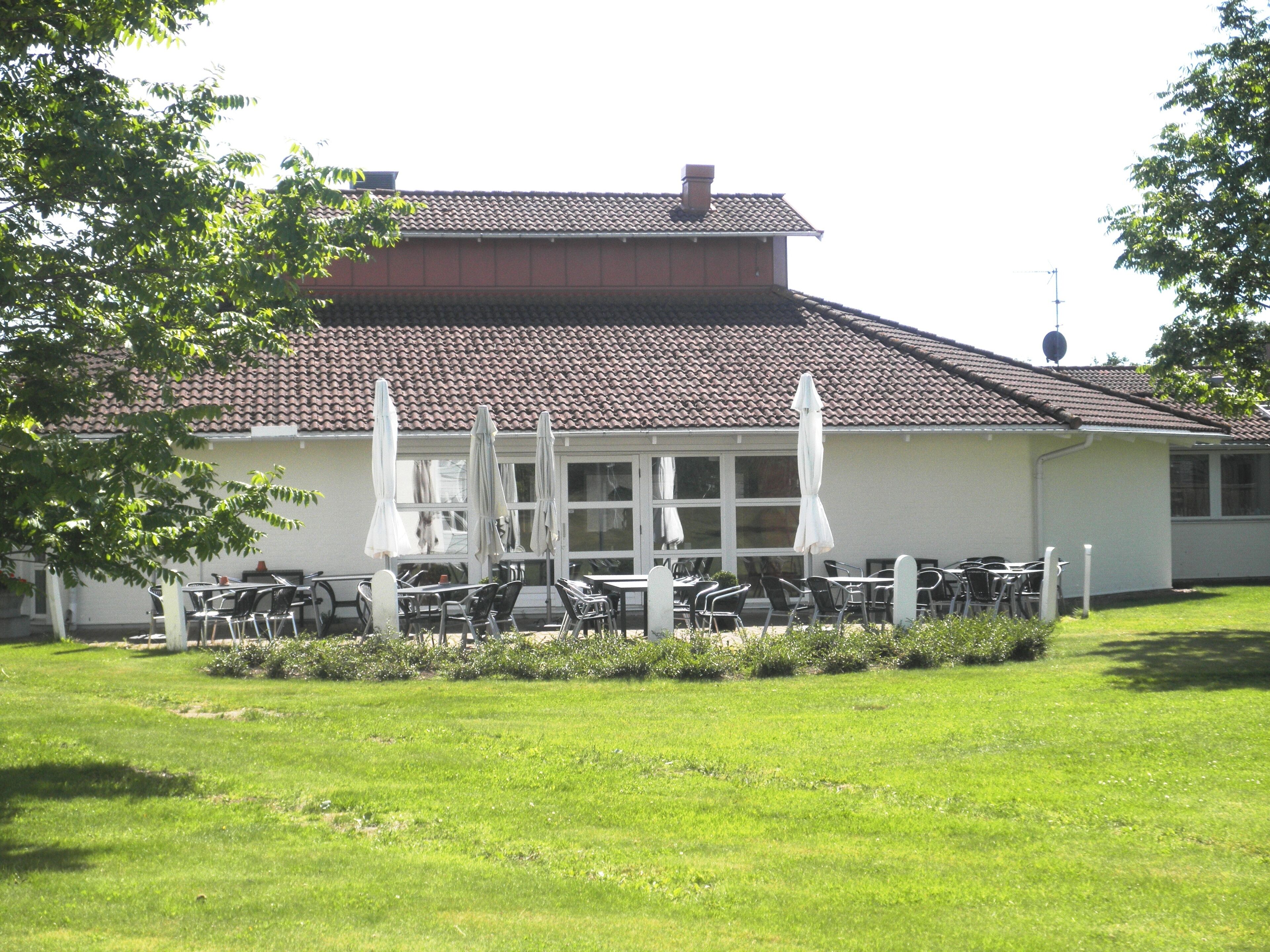 2 restaurants, breakfast, lunch, dinner served; international cuisine