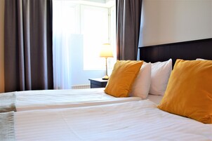 Hypo-allergenic bedding, blackout drapes, free WiFi, bed sheets