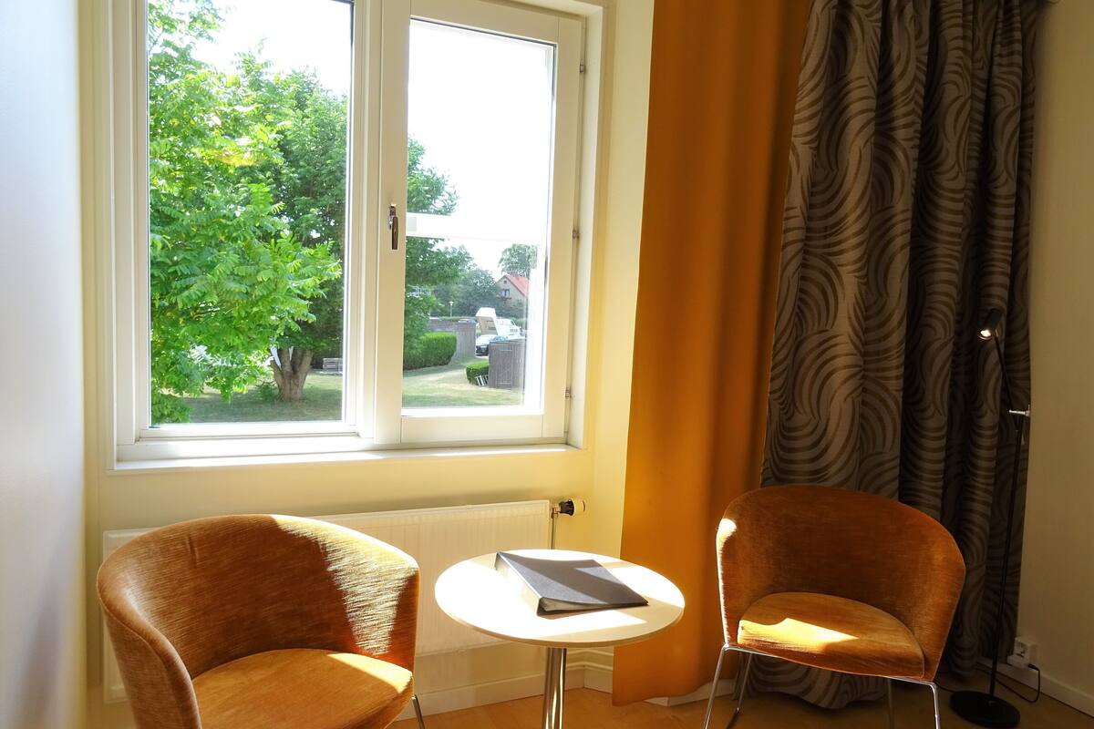 32-inch flat-screen tv with cable channels, tv, ping pong