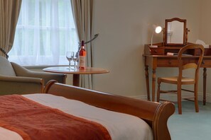 Skrivebord, strykejern/-brett, wi-fi (inkludert) og sengetøy