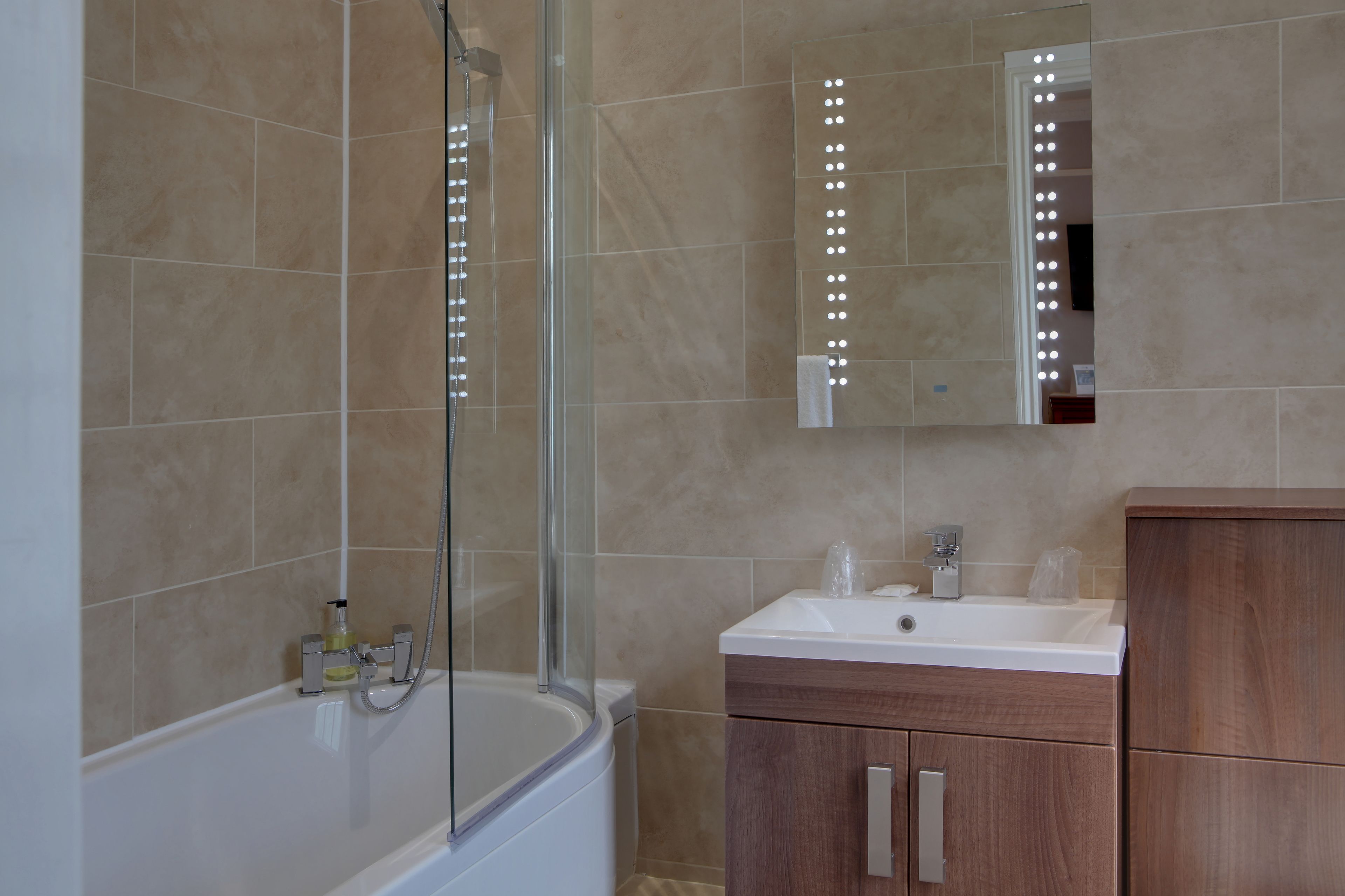Combined shower/bathtub, free toiletries, hair dryer, towels