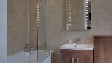 Combined shower/bathtub, free toiletries, hair dryer, towels