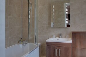 Een bad/douchecombinatie, gratis toiletartikelen, een haardroger
