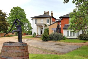 Skrivebord, strykejern/-brett, wi-fi (inkludert) og sengetøy