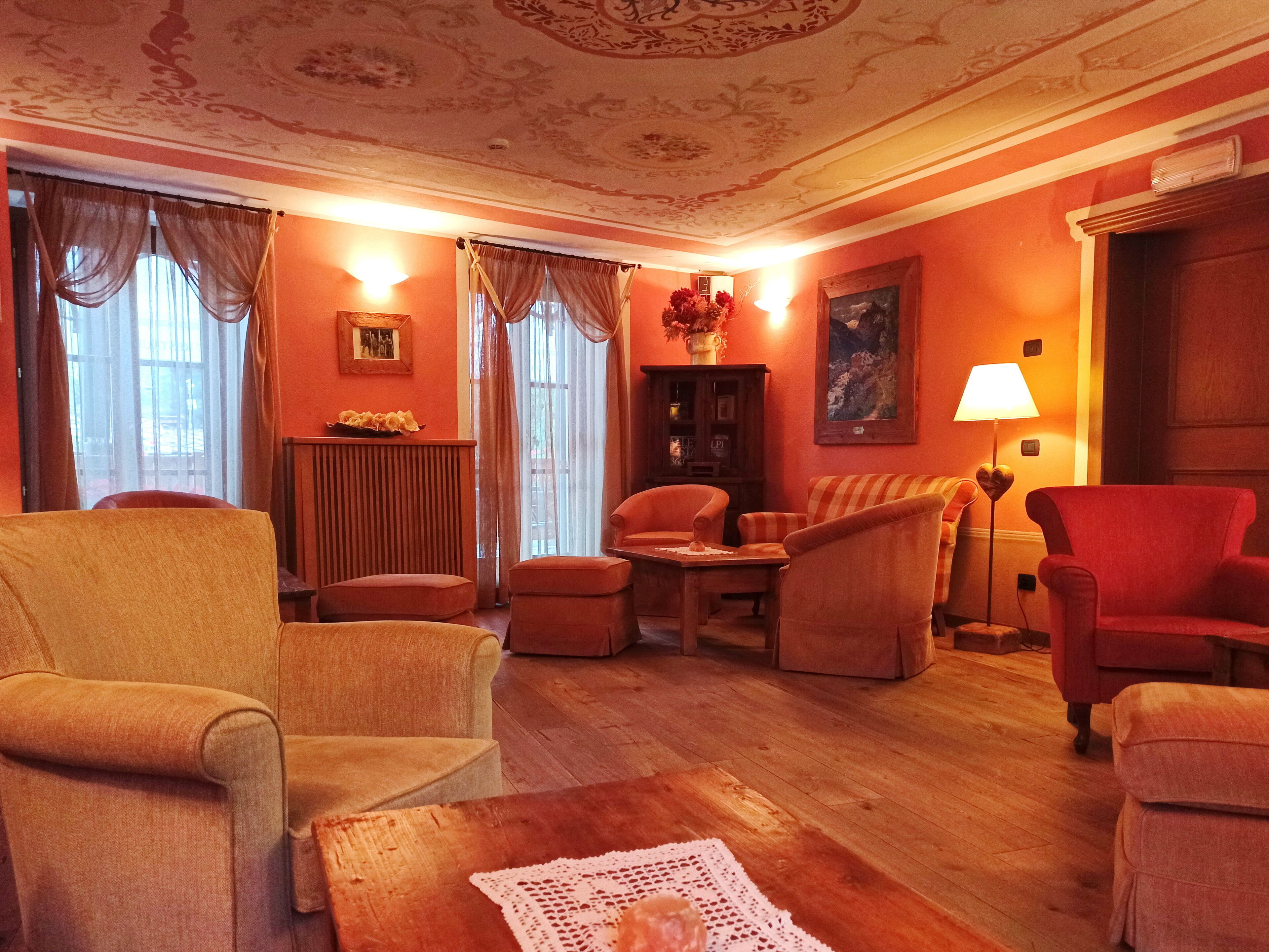 Un salón acogedor con chimenea, asientos cómodos y suelo de madera.