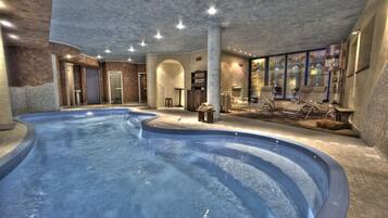 Kolam renang indoor, dengan kursi berjemur