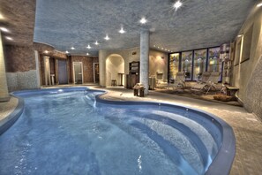 Indoor pool, open 2:00 PM to 8:00 PM, pool loungers - Le Miramonti Hotel & Wellness (La Thuile)