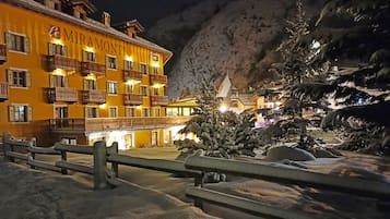 Bagian depan properti - sore/malam