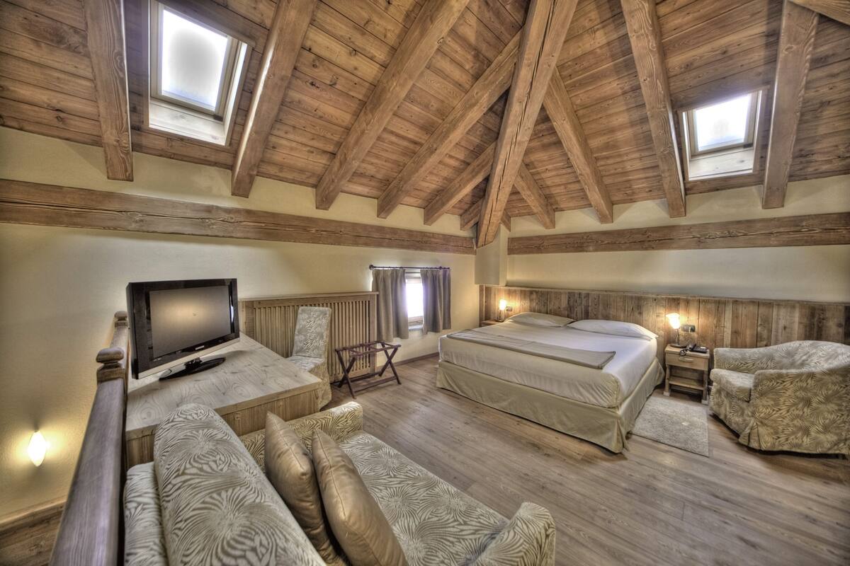 suite on two floors | minibar, in-room safe, desk, soundproofing