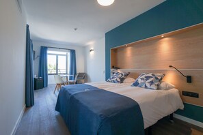 Minibaari, tallelokero huoneessa, työpöytä, pimennysverhot