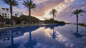 5 outdoor pools, pool umbrellas, pool loungers