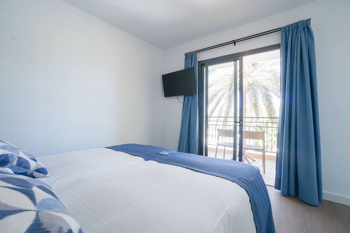 junior suite, garden view | minibar, in-room safe, desk, blackout curtains