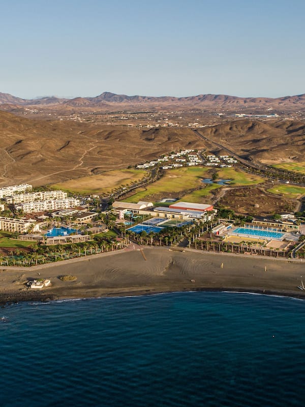 En la playa, playa de arena negra, toallas de playa y buceo