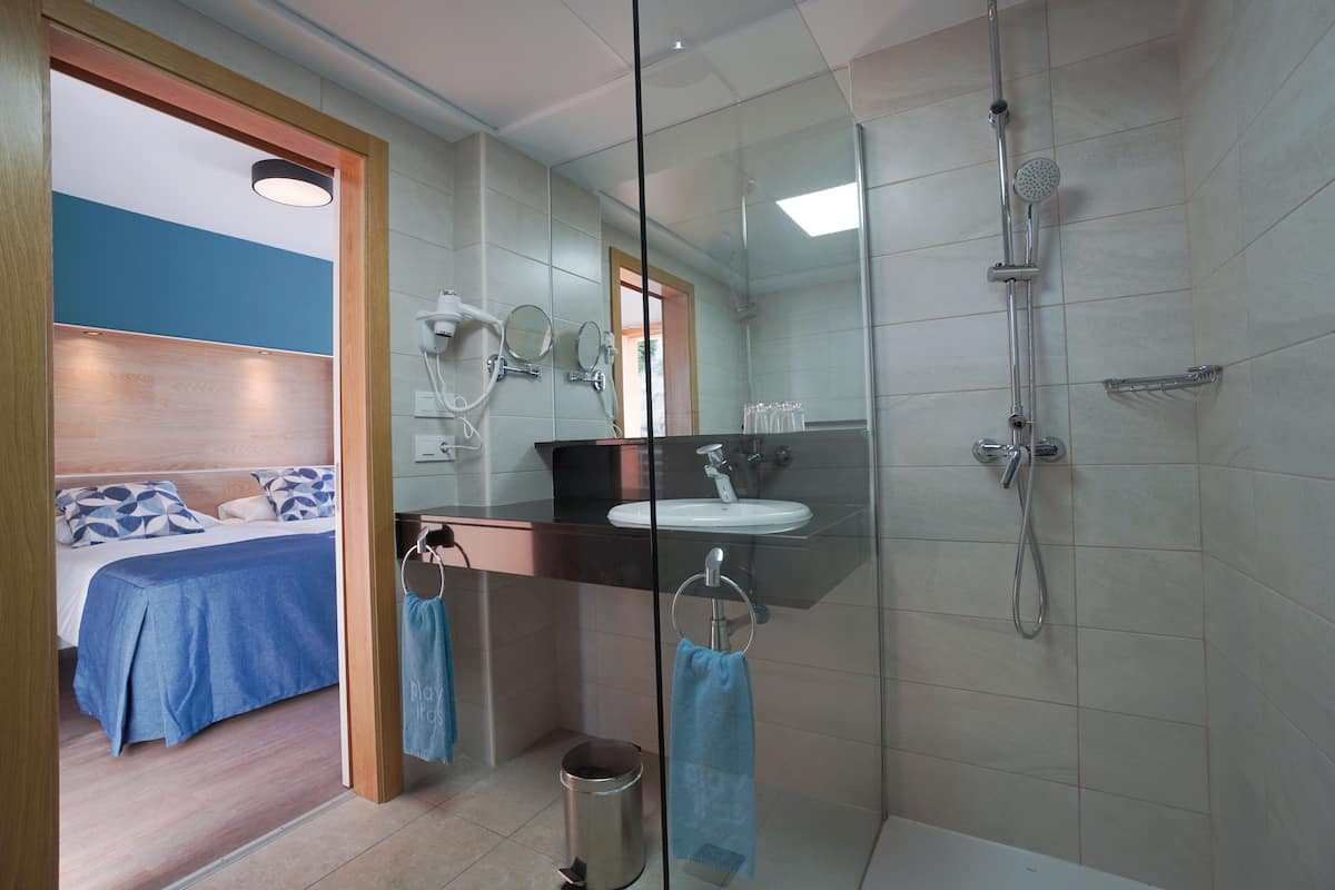 separate bathtub and shower, hair dryer, towels