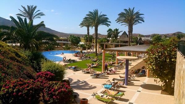 5 ulkouima-allasta, aurinkovarjoja, aurinkotuoleja