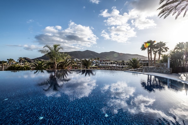 5 outdoor pools, pool umbrellas, pool loungers