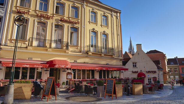 En historisk byggnad med en restaurang som heter ”Hotel Putje” på bottenvåningen.