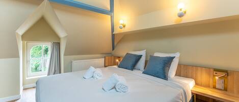 Deluxe Double Room | Desk, laptop workspace, soundproofing, iron/ironing board (on request)