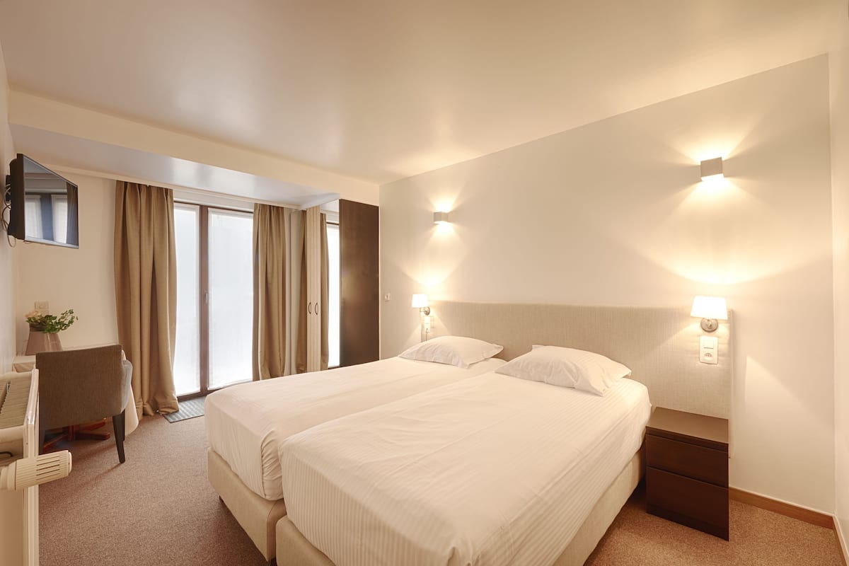 Economy Triple Room | Desk, soundproofing, iron/ironing board, free cribs/infant beds