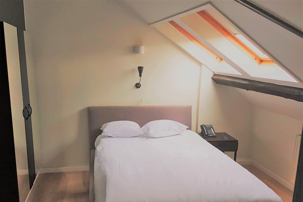 Standard Single Room | Desk, soundproofing, iron/ironing board, free cribs/infant beds