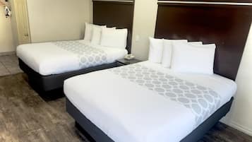 Habitación estándar, 2 camas Queen size, para no fumadores | Escritorio, espacio para trabajar con laptop y cortinas blackout