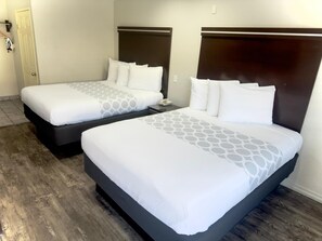 Habitación estándar, 2 camas de matrimonio, no fumadores | Escritorio, espacio para trabajar con un portátil, cortinas opacas