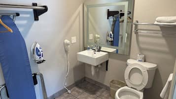 Quarto standard, 1 cama Queen, acessível, para não fumantes (Bathtub) | Banheiro | Produtos de toalete grátis, secador de cabelo, toalhas de banho