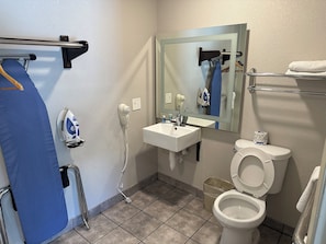 Standardzimmer, 1 Queen-Bett, barrierefrei, Nichtraucher (Bathtub) | Badezimmer | Kostenlose Toilettenartikel, Haartrockner, Handtücher, Seife