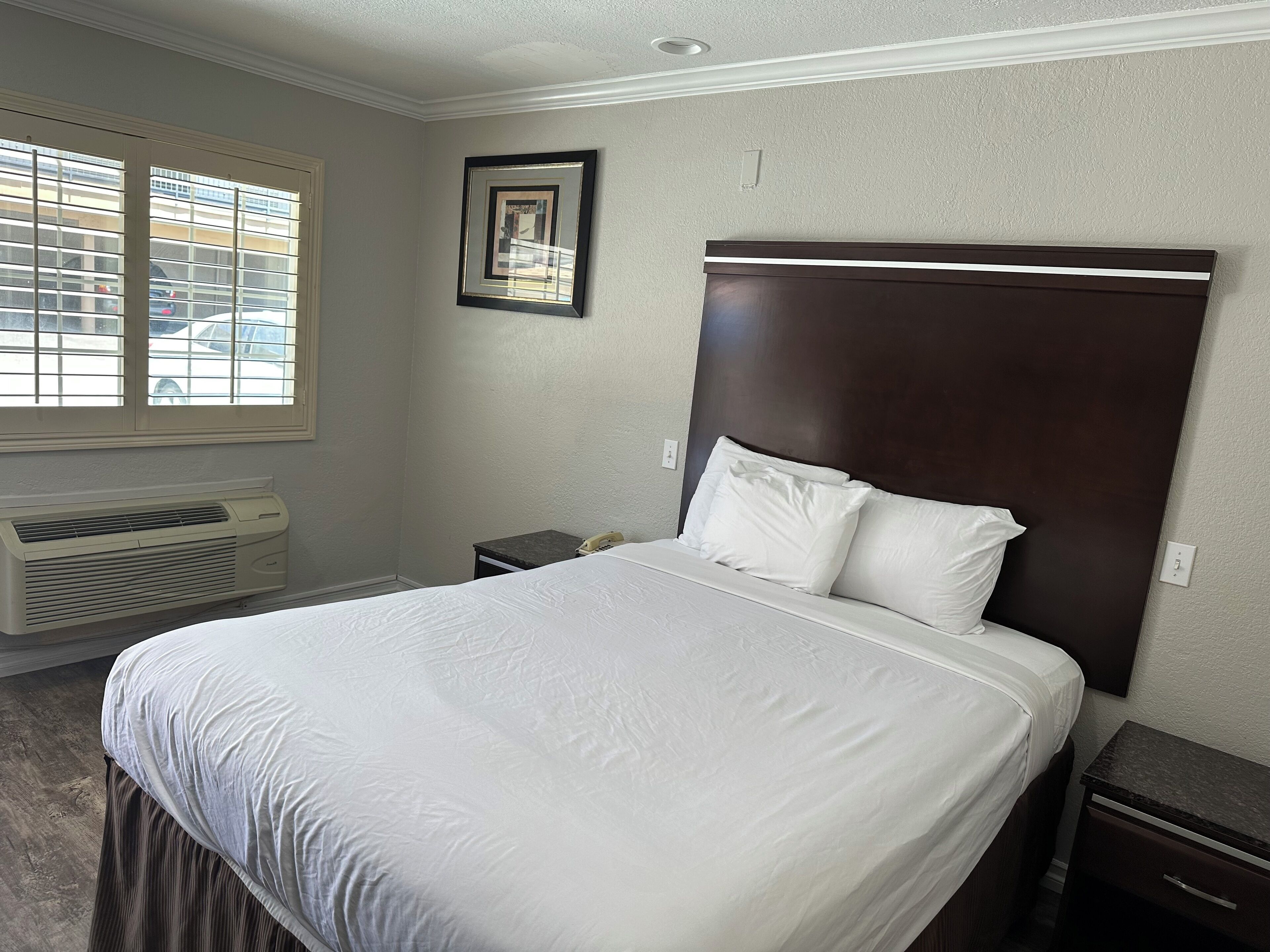 Standard Room, 1 Queen Bed, Non Smoking | Bathroom | Free toiletries, hair dryer, towels, soap